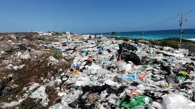 Su relleno sanitario está casi frente al Mar Caribe
