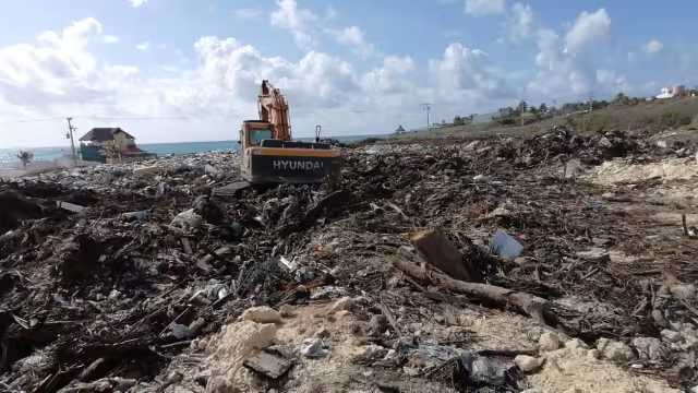 Las maquinarias trabajan esta mañana en el área afectada