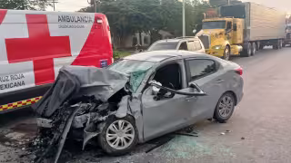 Conductor queda prensado tras chocar contra un autobús en la avenida López Portillo de Cancún