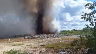 Incendio en basurero municipal pone en riesgo a automovilistas en la carretera Valladolid-Felipe Carrillo Puerto