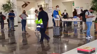 Adicional al cuestionario todas las personas deben portar cubrebocas, ponerse gel antibacterial y permitir el chequeo de temperatura