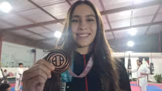 Karateca yucateca Paloma Denis conquista medalla de bronce en Mundial de Japón