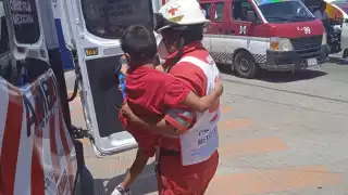 Paramédicos atendieron al niño con una posible fractura