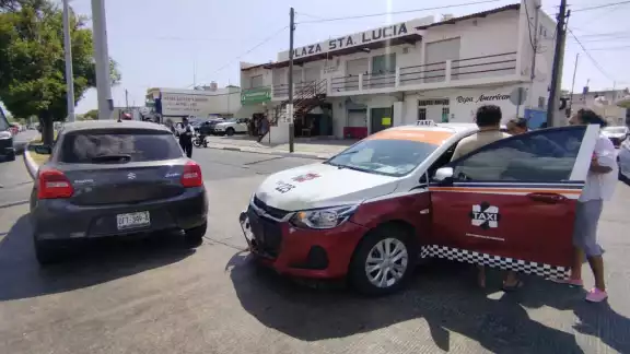 La conductora del taxi intentó echarle la culpa al chofer del otro vehículo La conductora del taxi intentó echarle la culpa al chofer del otro vehículo