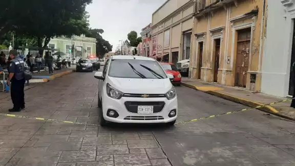 La abuelita intentó cruzar la calle cuando fue embestida por un vehículo La abuelita intentó cruzar la calle cuando fue embestida por un vehículo