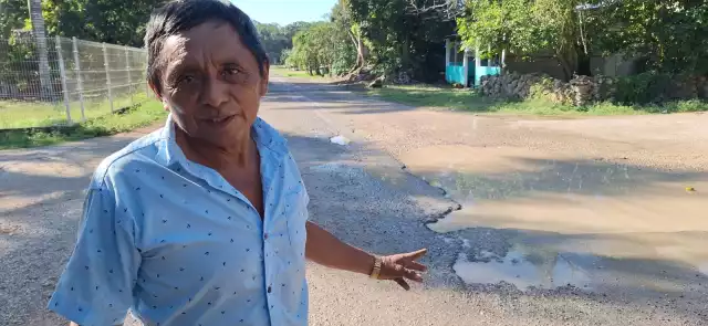 Usuarios señalan que, pese a los compromisos del gobierno estatal y municipal, la carretera sigue en condiciones deplorables