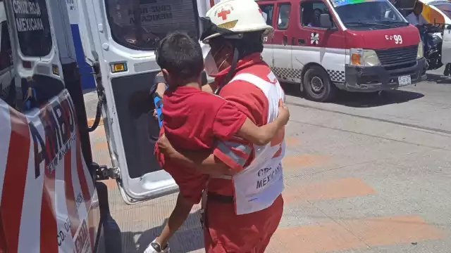 Paramédicos atendieron al niño con una posible fractura