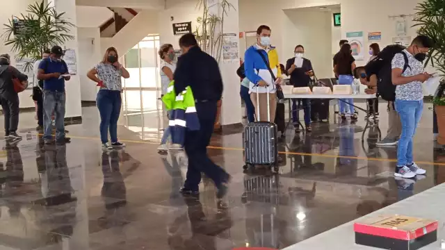 Adicional al cuestionario todas las personas deben portar cubrebocas, ponerse gel antibacterial y permitir el chequeo de temperatura