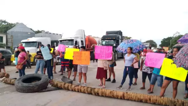 Habitantes de Nicolás Bravo bloquearon la carretera federal Escárcega-Chetumal
