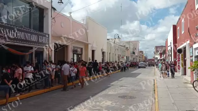 Largas filas se formaron para la entrega de boletos del 90's Pop Tour en Mérida