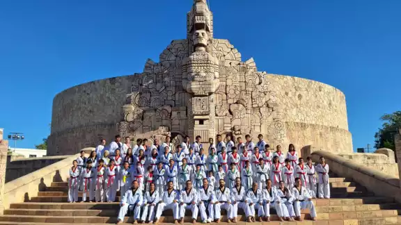 La Agrupación Mexicana de Taekwondo “Hermanos Vergara” se reunió en el Monumento a la Patria