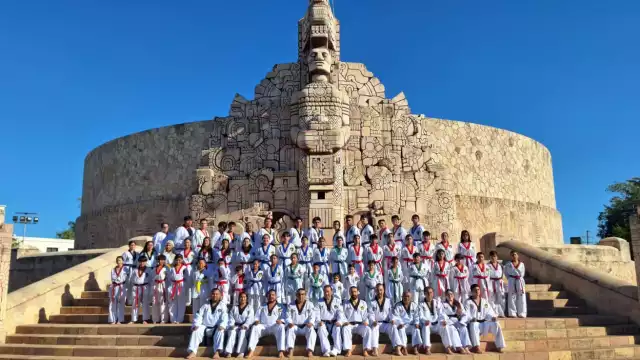 La Agrupación Mexicana de Taekwondo “Hermanos Vergara” se reunió en el Monumento a la Patria