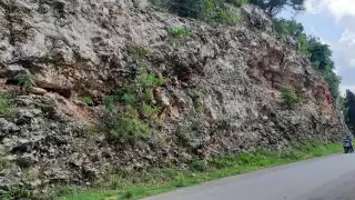 Algunos de los cerros que fueron modificados para construir carreteras en José María Morelos, han arrojado piedras grandes a las vías