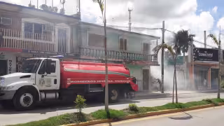 Incendio causa movilización de bomberos en José María Morelos