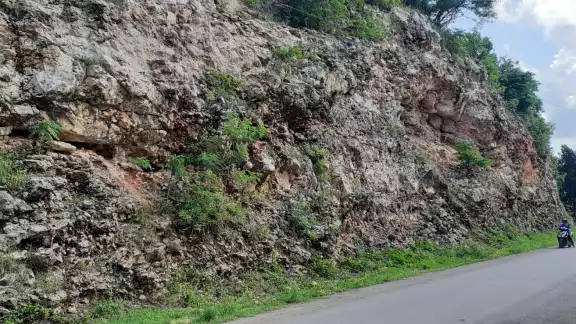 Algunos de los cerros que fueron modificados para construir carreteras en José María Morelos, han arrojado piedras grandes a las vías Algunos de los cerros que fueron modificados para construir carreteras en José María Morelos, han arrojado piedras grandes a las vías