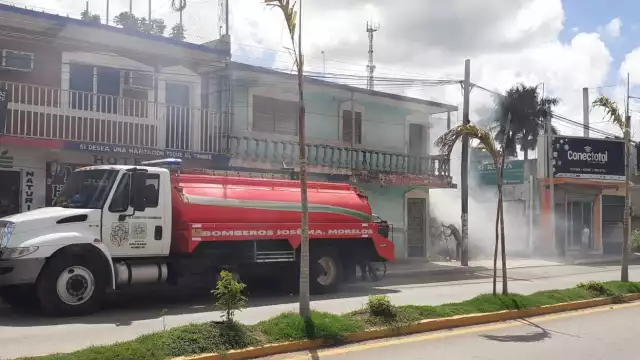 Después del encuentro de policías con la mujer, ella accedió a que los bomberos apagaran la basura que se estaba quemando