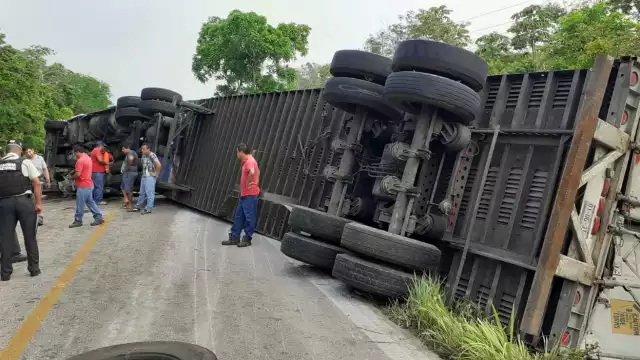 El accidente generó una larga fila de automovilistas, que tuvieron que esperar por varios minutos