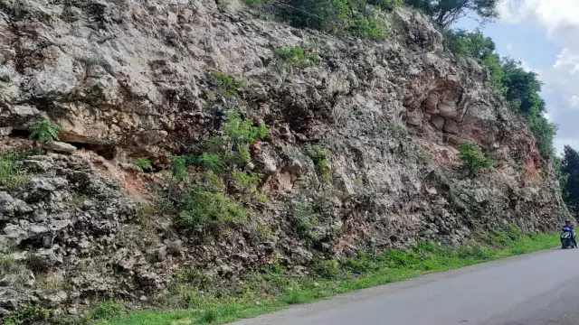 Algunos de los cerros que fueron modificados para construir carreteras en José María Morelos, han arrojado piedras grandes a las vías