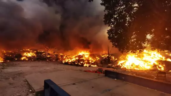 Aunque las llamas ya han sido extintas en su mayoría, hasta el momento aun no se ha apagado el incendio en su totalidad Aunque las llamas ya han sido extintas en su mayoría, hasta el momento aun no se ha apagado el incendio en su totalidad