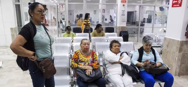 Personal del ISSSTE les dijo que se retiraran o esperaran hasta cinco horas para ser atendidos