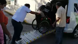 Algunos abuelitos fueron transportados hasta la ínsula