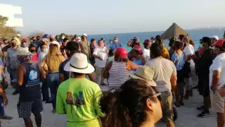 Vecinos se manifiestan para que no cancelen la obra de el mirador