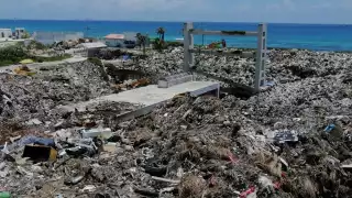 El basurero a cielo abierto en Isla Mujeres sigue acumulando los desechos, sin que se resuelva el traslado a zona continental
