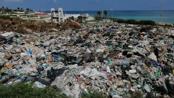 Los vecinos no soportan el aroma y los insectos que genera este cerro de basura Los vecinos no soportan el aroma y los insectos que genera este cerro de basura