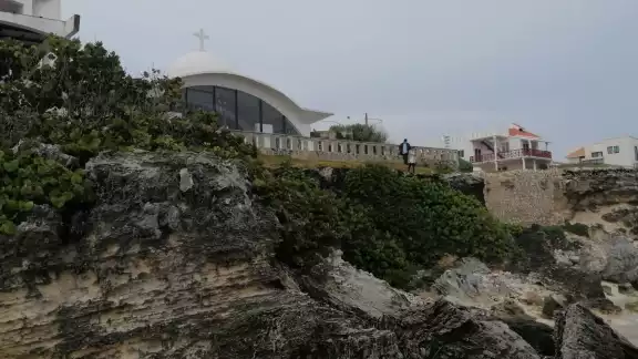 Algunas casas en Isla Mujeres tienen riesgo de derrumbarse debido a la erosión de los acantilados donde fueron construidas Algunas casas en Isla Mujeres tienen riesgo de derrumbarse debido a la erosión de los acantilados donde fueron construidas