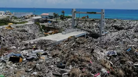 El basurero a cielo abierto en Isla Mujeres sigue acumulando los desechos, sin que se resuelva el traslado a zona continental El basurero a cielo abierto en Isla Mujeres sigue acumulando los desechos, sin que se resuelva el traslado a zona continental