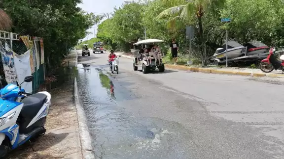 A 400 metros al Norte de este punto han ocurrido al menos otras tres fugas de aguas negras en los últimos tres años, las cuales fluyen hacia los manglares
