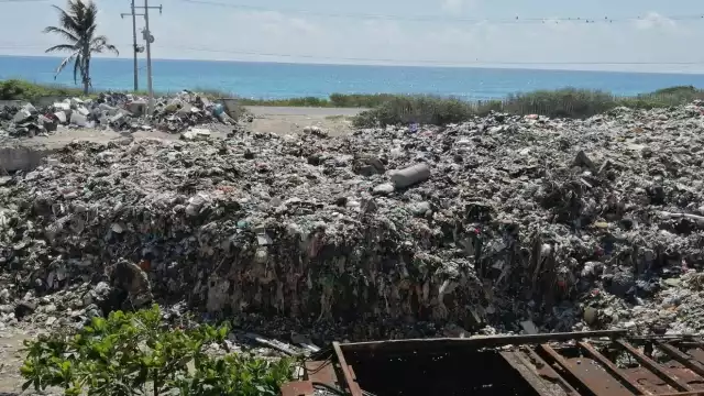 Los olores de la basura acumulada en Isla Mujeres podrían llegar hasta los negocios cercanos a Parque Garrafón, indicó una de las afectadas