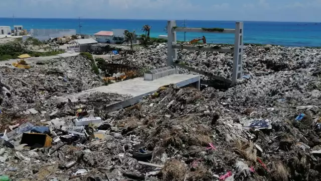 El basurero a cielo abierto en Isla Mujeres sigue acumulando los desechos, sin que se resuelva el traslado a zona continental