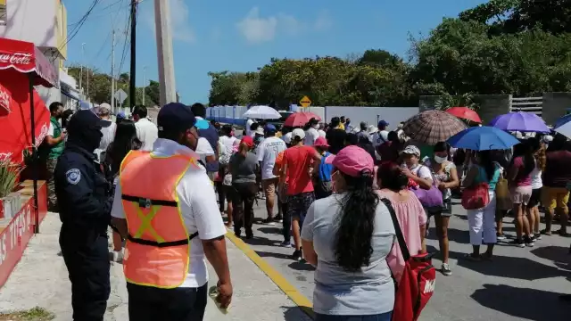 El Viacrucis duró cerca de dos horas en Isla Mujeres, y cuyo paso fue custodiado por elementos de Tránsito de la ínsula