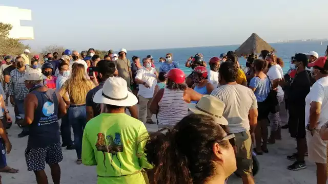 Vecinos se manifiestan para que no cancelen la obra de el mirador