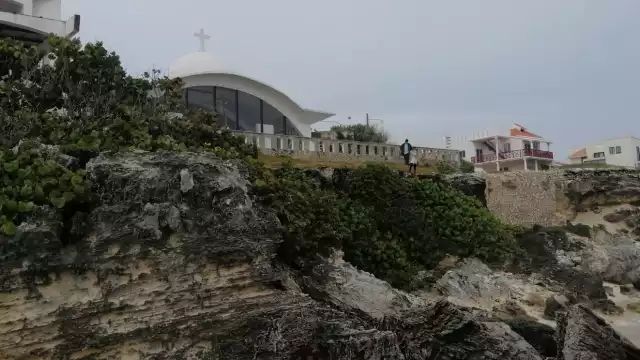 Algunas casas en Isla Mujeres tienen riesgo de derrumbarse debido a la erosión de los acantilados donde fueron construidas