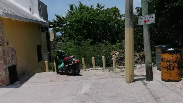 Desde la calle Coral hasta la playa hay 60 metros de largo por ocho metros de ancho, ahí acuden vecinos a nadar