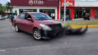 Un parte de su piel quedó enganchada en la defensa del vehículo