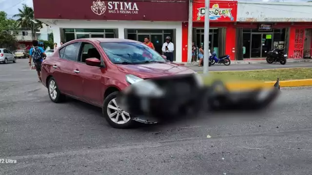 Un parte de su piel quedó enganchada en la defensa del vehículo