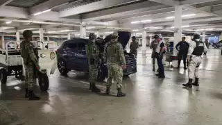 Elementos de la Guardia Nacional y del Ejército llegaron hasta donde se encontraba el vehículo para tomar conocimiento