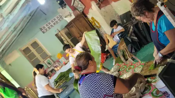 Familias preparan juntos el tradicional pib Familias preparan juntos el tradicional pib
