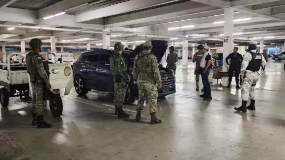 Elementos de la Guardia Nacional y del Ejército llegaron hasta donde se encontraba el vehículo para tomar conocimiento Elementos de la Guardia Nacional y del Ejército llegaron hasta donde se encontraba el vehículo para tomar conocimiento