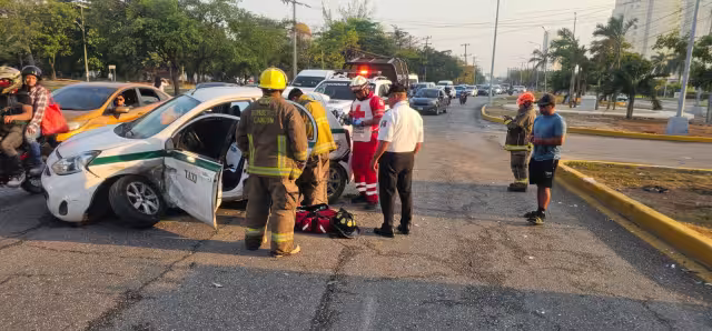 El taxista, de 68 años de edad y sus tres pasajeros recibieron el auxilio de los bomberos y de paramédicos
