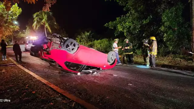 El conductor fue detenido, ya que al interior del vehículo se encontraron cervezas