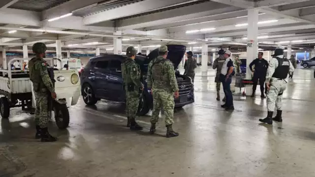 Elementos de la Guardia Nacional y del Ejército llegaron hasta donde se encontraba el vehículo para tomar conocimiento