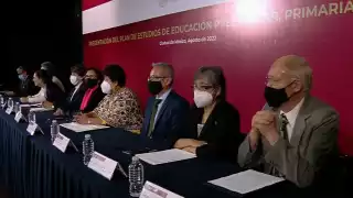 La titular actual de la SEP, Delfina Gómez, y quien la sucederá, Leticia Ramírez, están presentes en el evento en la CDMX
