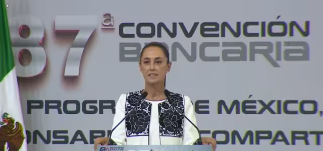 Frente a los banqueros, Claudia Sheinbaum enfatizó su compromiso con la autonomía del Banco de México y aseguró que mantendría la estabilidad financiera sin incrementar precios de los combustibles