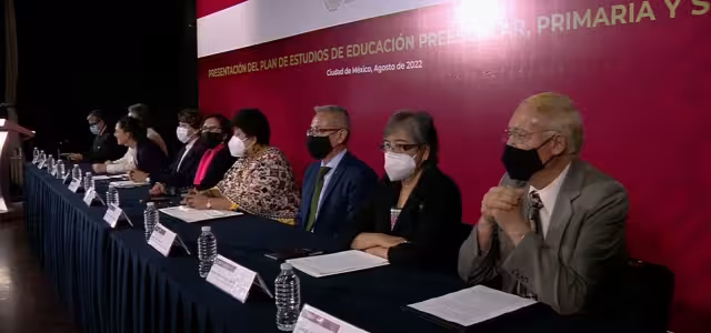 La titular actual de la SEP, Delfina Gómez, y quien la sucederá, Leticia Ramírez, están presentes en el evento en la CDMX
