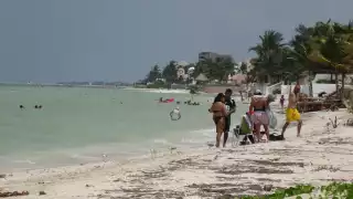 Cifra de bañistas en Progreso se duplica, acuden 8 mil