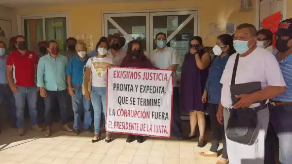 A la entrada de la Junta Federal los abogados gritaron consignas contra el Presidente de la Junta Federal “Fuera corrupto” A la entrada de la Junta Federal los abogados gritaron consignas contra el Presidente de la Junta Federal “Fuera corrupto”